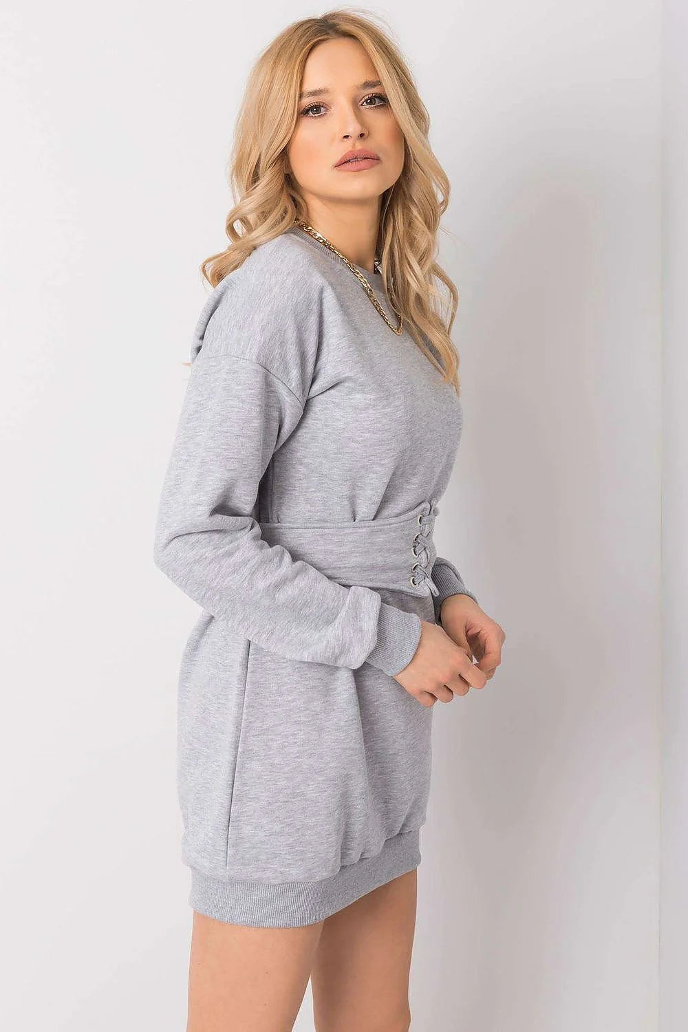 Robe de jour en coton gris, ceinture ajustable, manches longues, encolure ronde, coupe cintrée, longueur mi-cuisse, femmes