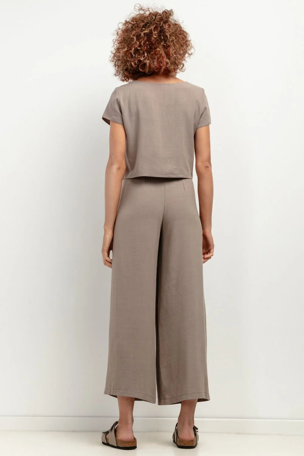 Pantalon femme Tessita en lin taupe style minimaliste coupe ample jambes larges taille haute fermeture éclair dissimulée