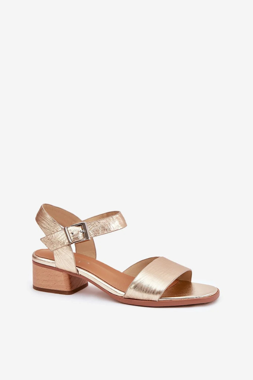sandales dorées métalliques cuir naturel minimalistes élégantes confortables talon bloc brides larges bride cheville boucles argentées réglables chaîne semelle intérieure
