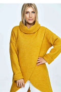 Pull-over en maille épaisse jaune moutarde asymétrique col roulé épaules tombantes longueur généreuse femme