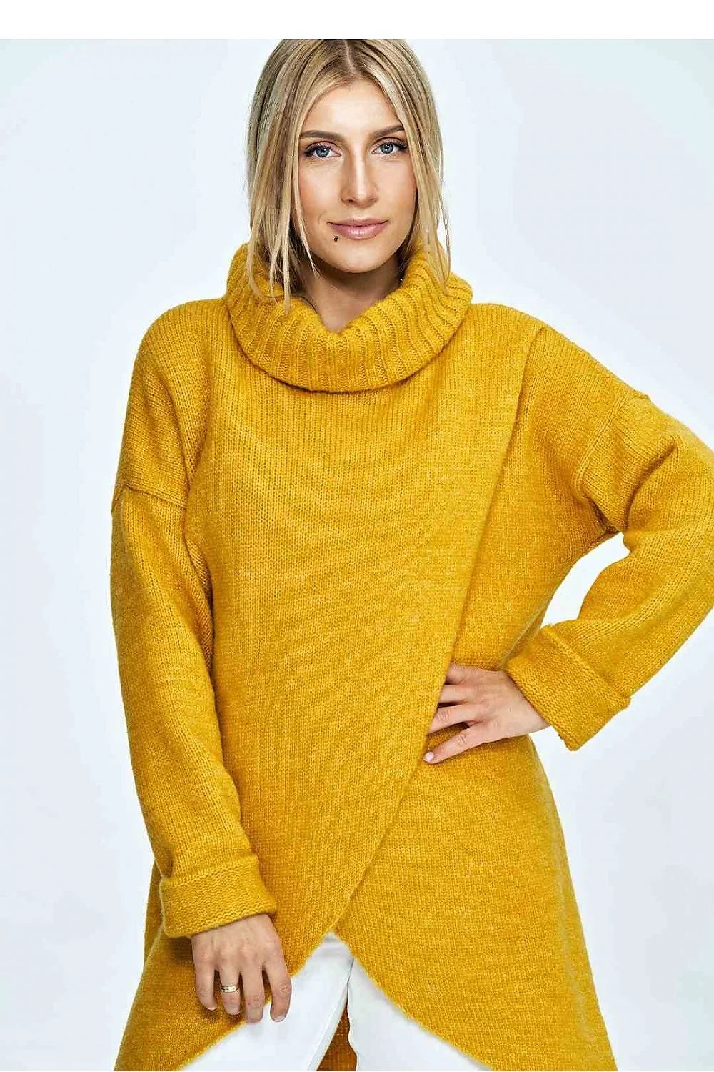 Pull-over en maille épaisse jaune moutarde asymétrique col roulé épaules tombantes longueur généreuse femme