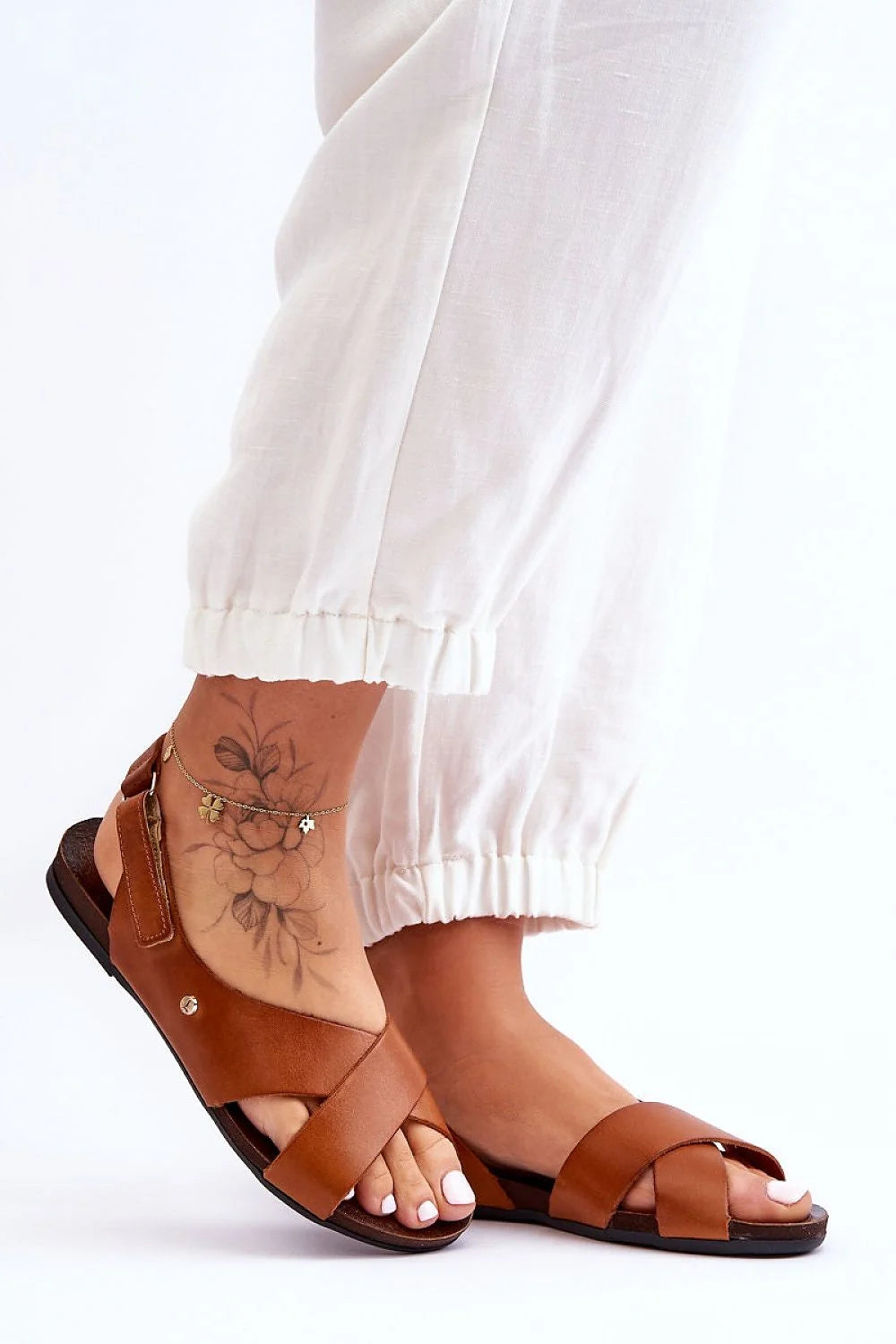 Sandales pour femmes style ouvert cuir naturel brun chaud talon plat semelle antidérapante brides larges entrecroisées ajustables logo métallique occasion décontractée été