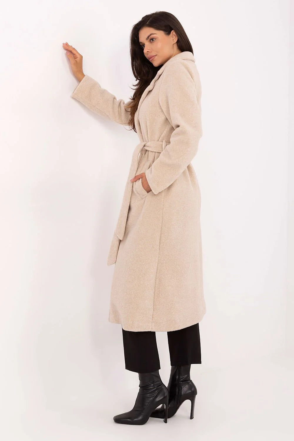 manteau long femme bouclé beige ceinturé col tailleur épaules tombantes coupe droite double boutonnage nouée poches latérales léger chic élégant