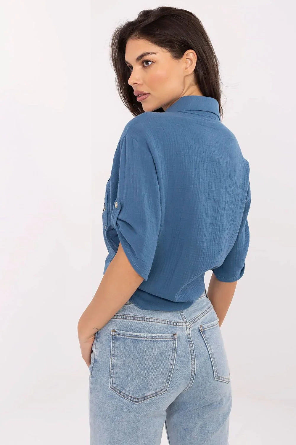 Chemise féminine moderne décontractée bleu coton manches longues ajustables poche brodée fleur nœud bas corsé