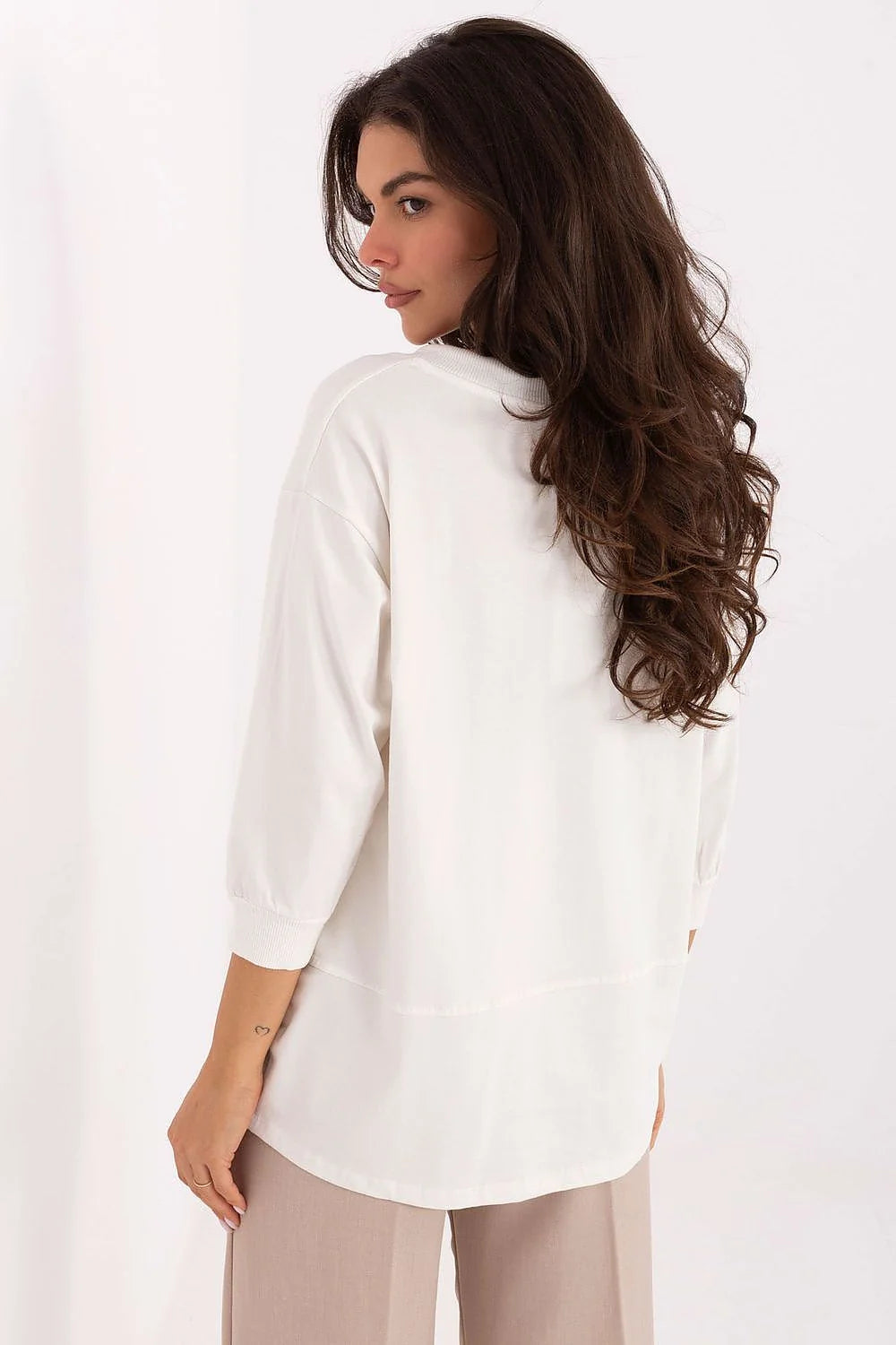 chemisier oversize col rond cordons décoratifs manches trois quarts légèrement ballon maille coton doux stretch broderie tonale écusson logo bas