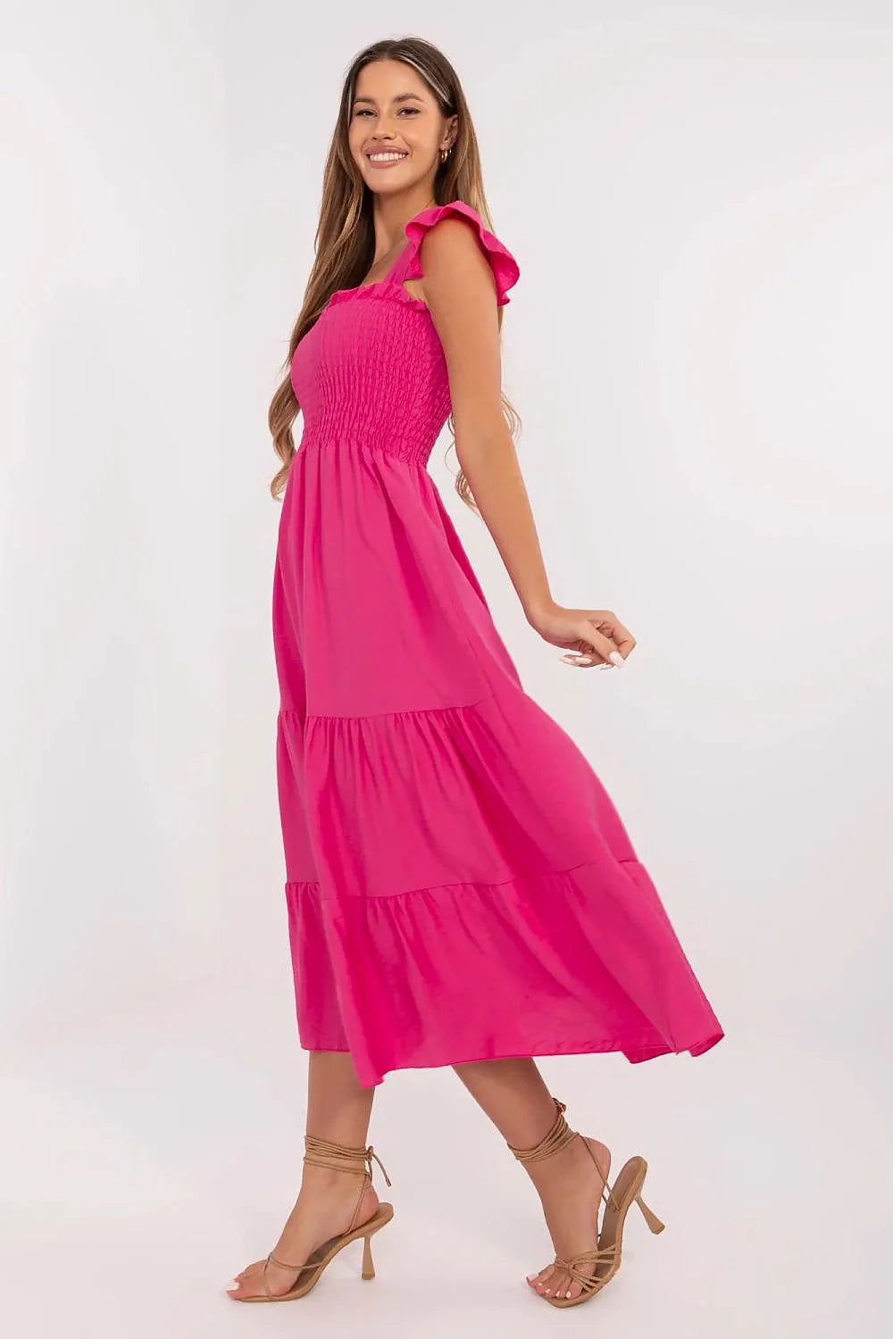 robe midi estivale fuchsia smocké corsage décolleté carré bretelles volantées taille empire jupe longue volants tiers fluide poches latérales