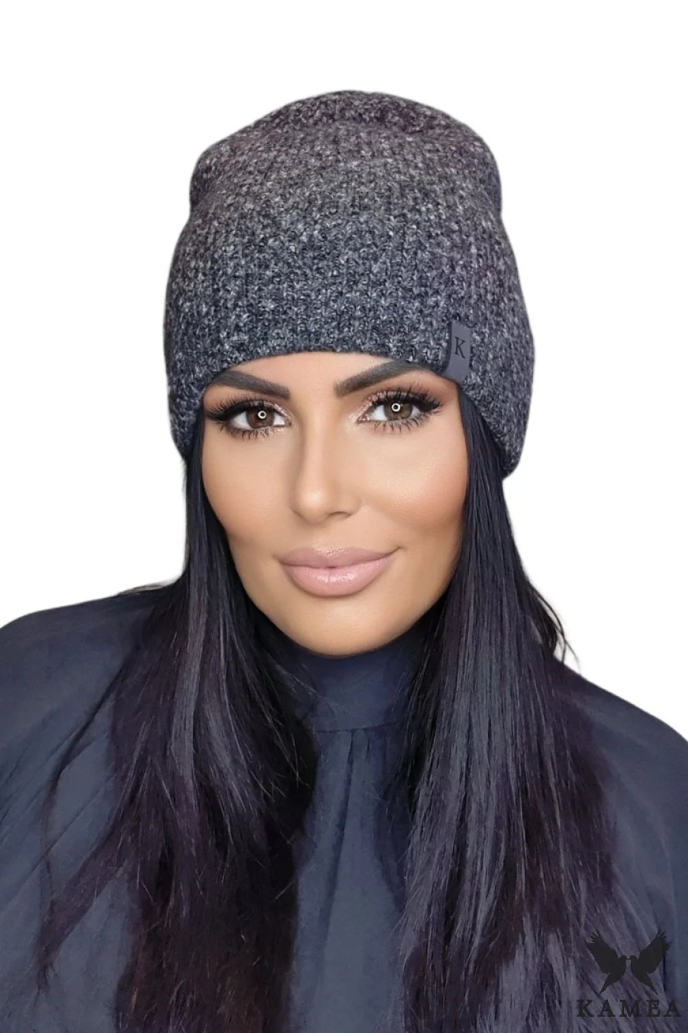 Bonnet Kamea pour femme en laine douce couleur graphite style moderne ajustement parfait finitions épurées logo discret