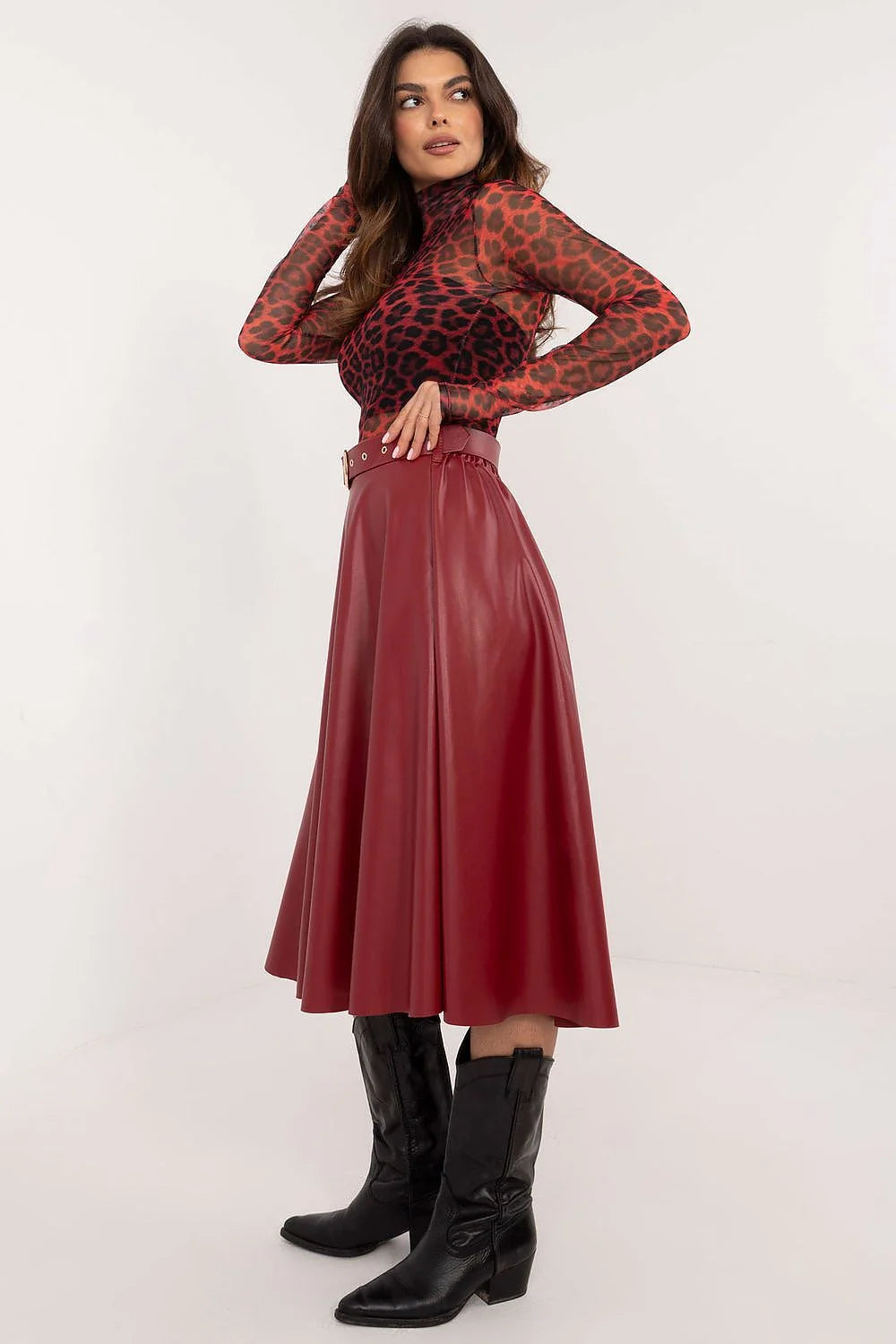 Tenue audacieuse pour femme composée d'une jupe évasée en similicuir et d'un haut imprimé animalier