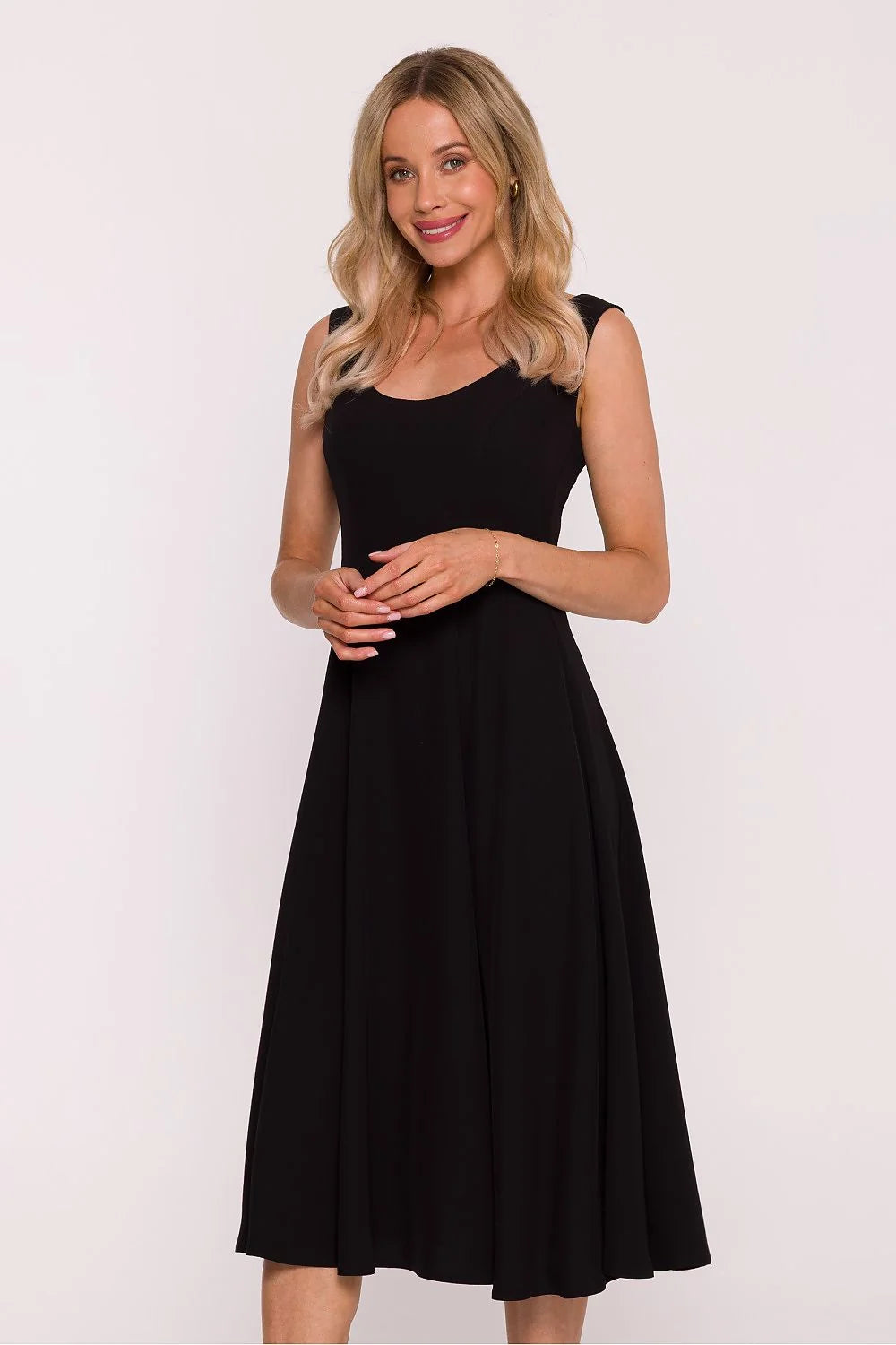 robe soirée évasée classique élégante féminine midi noire encolure ronde sans manches corsage ajusté taille marquée tissu lisse léger éclat