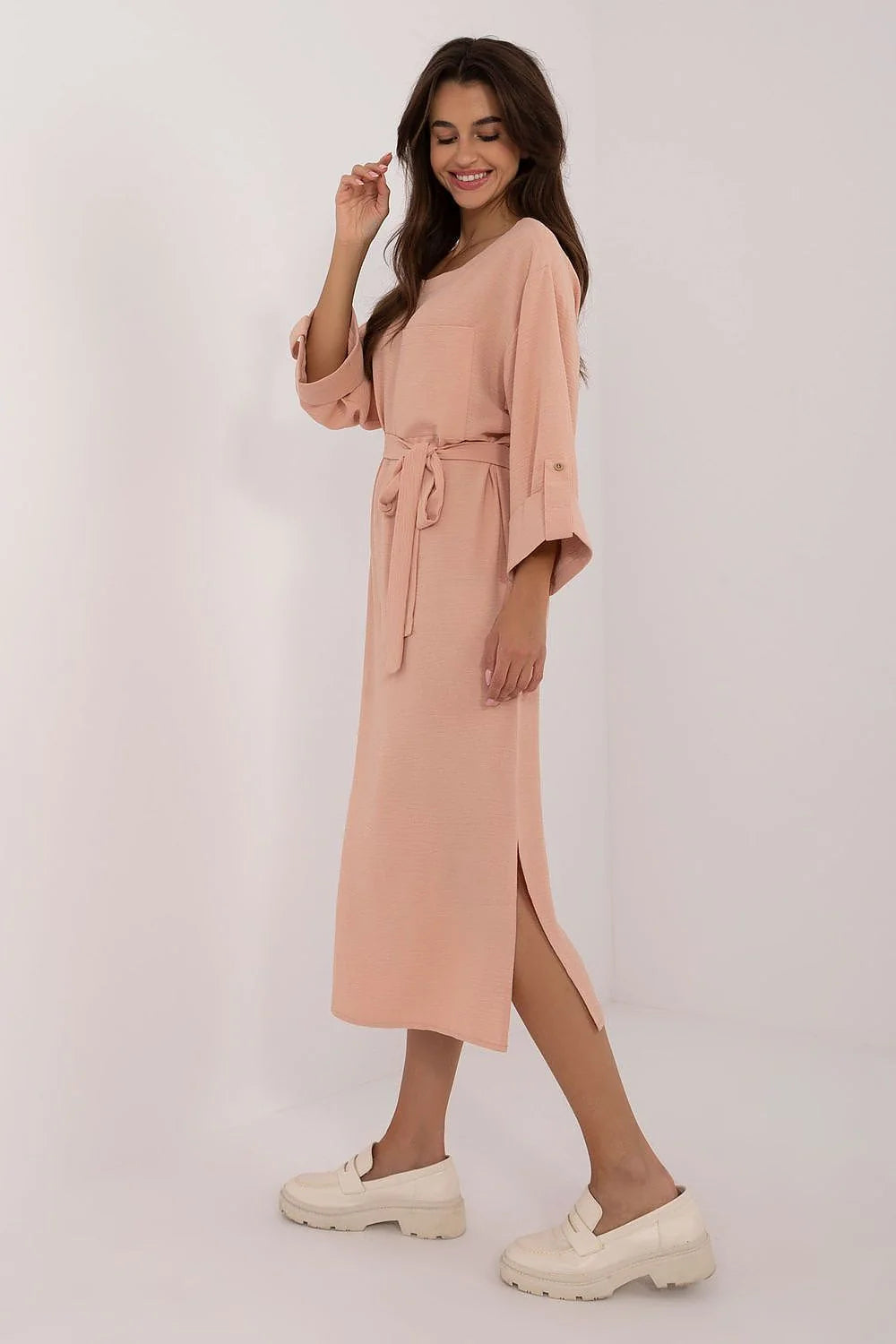 robe midi femme décontractée chic crêpe texturé légère pêche nude coupe droite encolure ronde manches troisquarts ceinture nouée