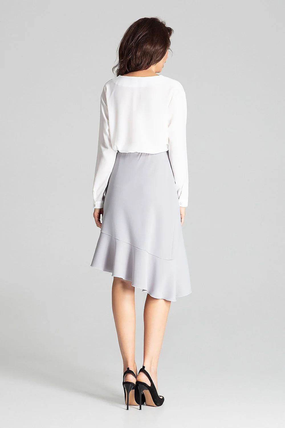 Blouse en polyester blanc et jupe grise asymétrique élégante pour look professionnel féminin chic