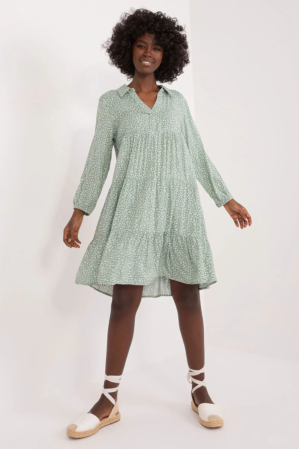 Robe oversize estivale femme en viscose vert clair imprimé fleurs longues manches encolure V