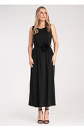 robe longue noire élégante sans manches maille douce décolleté arrondi coupe évasée tombé fluide taille ajustable ceinture fine fleur plissée