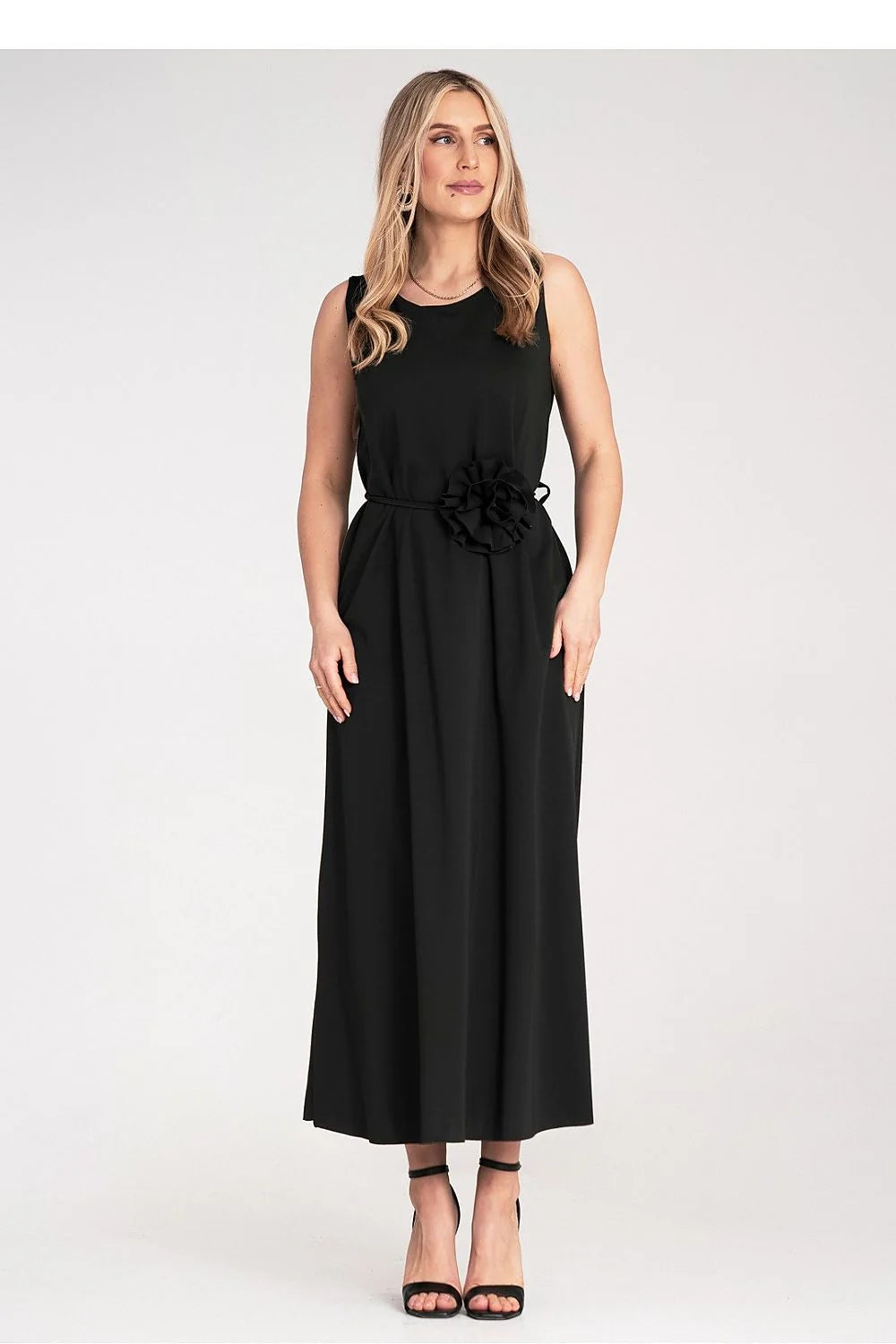 robe longue noire élégante sans manches maille douce décolleté arrondi coupe évasée tombé fluide taille ajustable ceinture fine fleur plissée