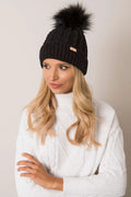 ensemble hiver femme élégant chaud confortable bonnet tricot torsadé pompon fourrure synthétique noir pull col roulé côtelé ajusté