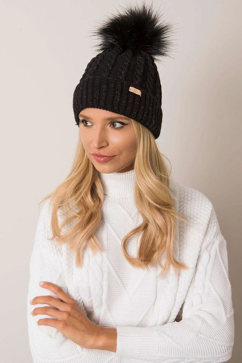 ensemble hiver femme élégant chaud confortable bonnet tricot torsadé pompon fourrure synthétique noir pull col roulé côtelé ajusté