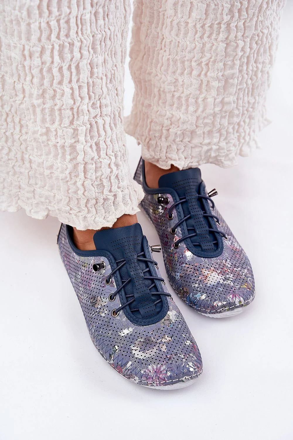Chaussures basses pour femmes en cuir synthétique, design contemporain, motifs multicolores, perforations, confort, style décontracté, printemps été