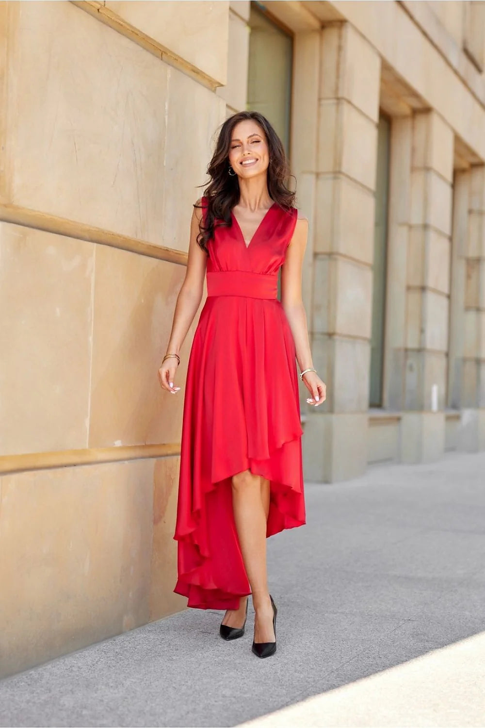 Robe de soirée élégante longue sans manches encolure en V coupe asymétrique couleur rouge vif taille ajustable femme