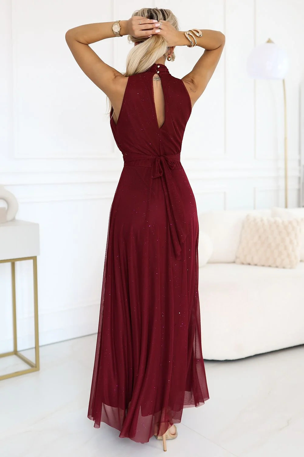 robe longue bordeaux soirée halter col cintrée taille corsage plissé épaules dégagées jupe fluide tulle chiffon doublée micro paillettes scintillante