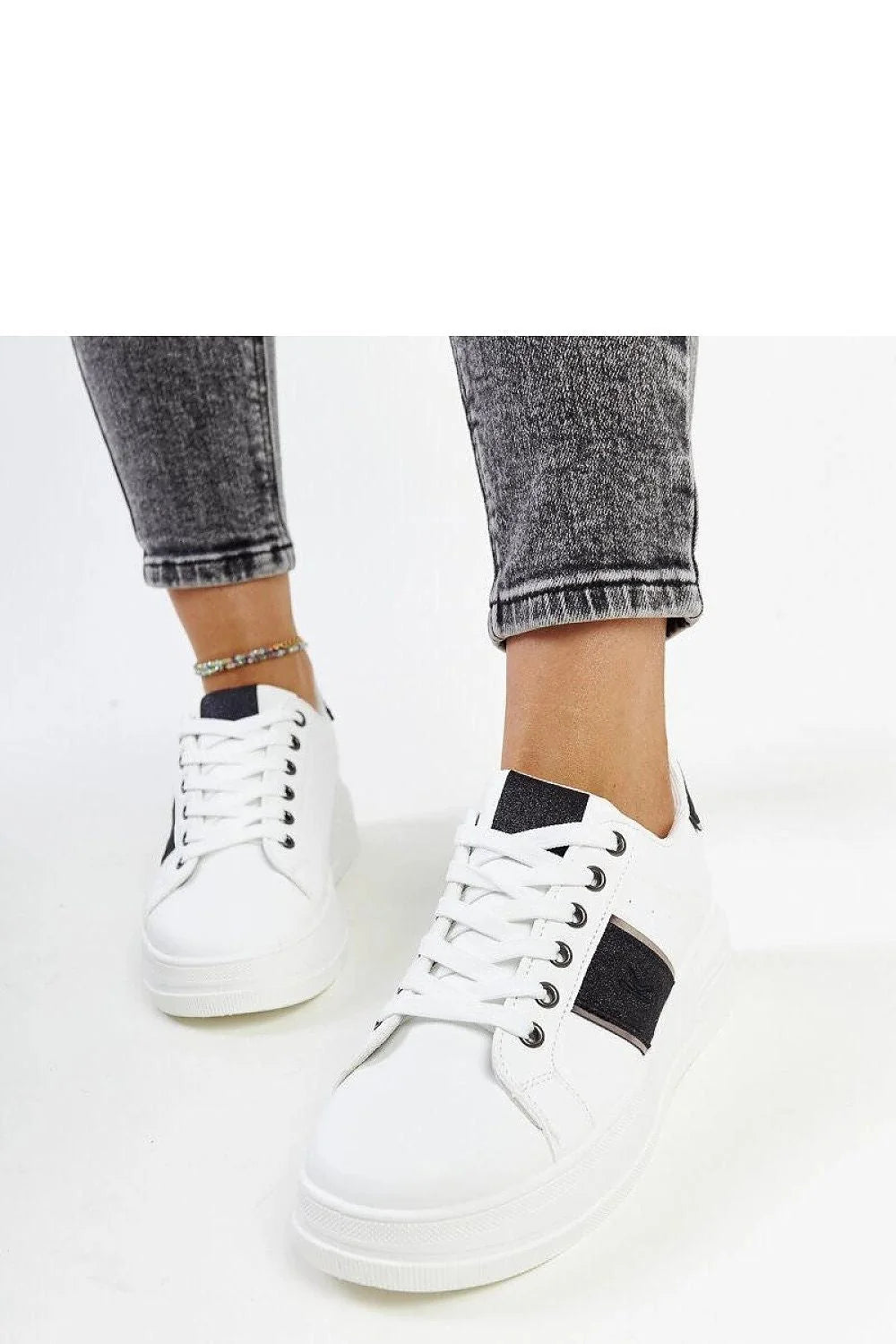 Baskets modernes basses femmes style minimaliste cuir synthétique blanc semelle caoutchouc amorti confort lacets métalliques tige basse