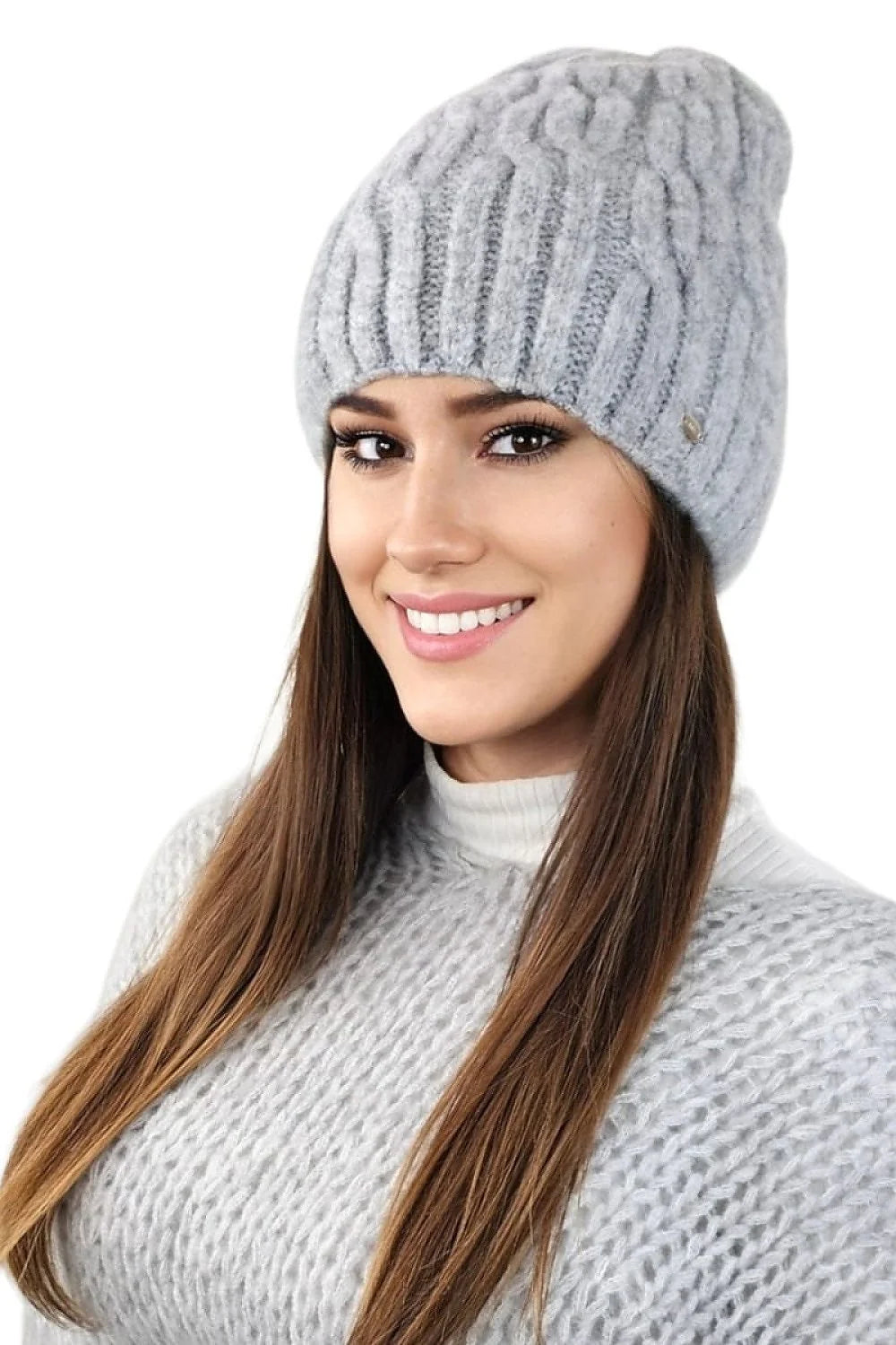 Bonnet hiver polaire laine femme, style moderne élégant, coupe ajustée, motif tricoté, logo métallique, gris clair, mode froide