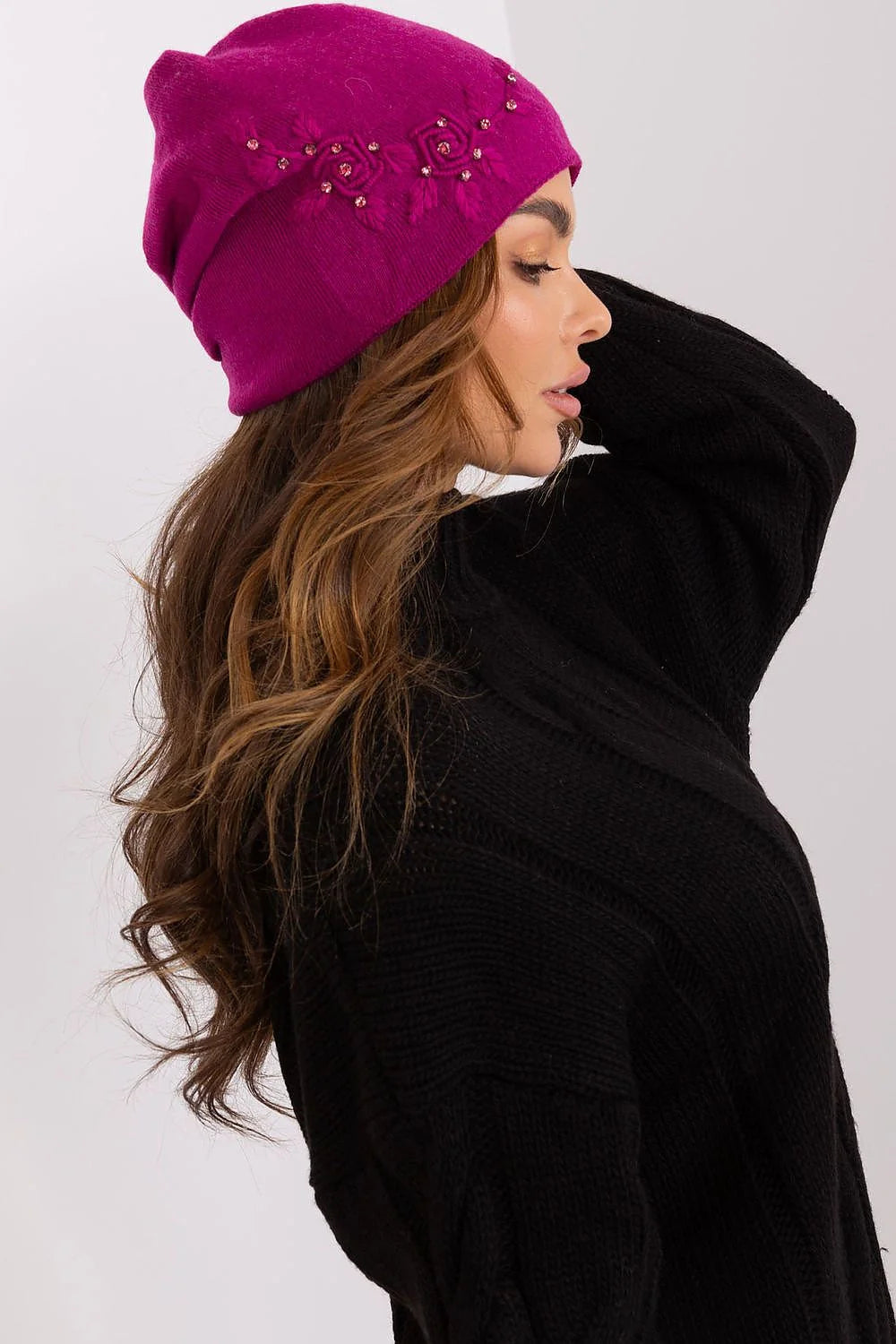Bonnet d'hiver chaud pour femme en tricot lisse fuchsia avec détails décoratifs en perles et broderies