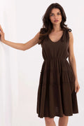 Robe d'été élégante mi-longue en coton brun chocolat avec col V, bretelles ajustables et volants horizontaux