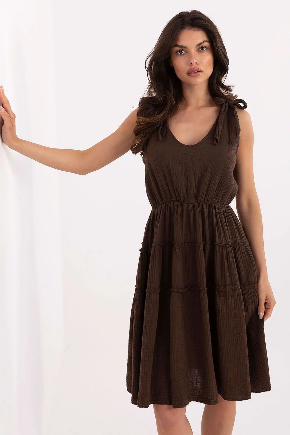 Robe d'été élégante mi-longue en coton brun chocolat avec col V, bretelles ajustables et volants horizontaux