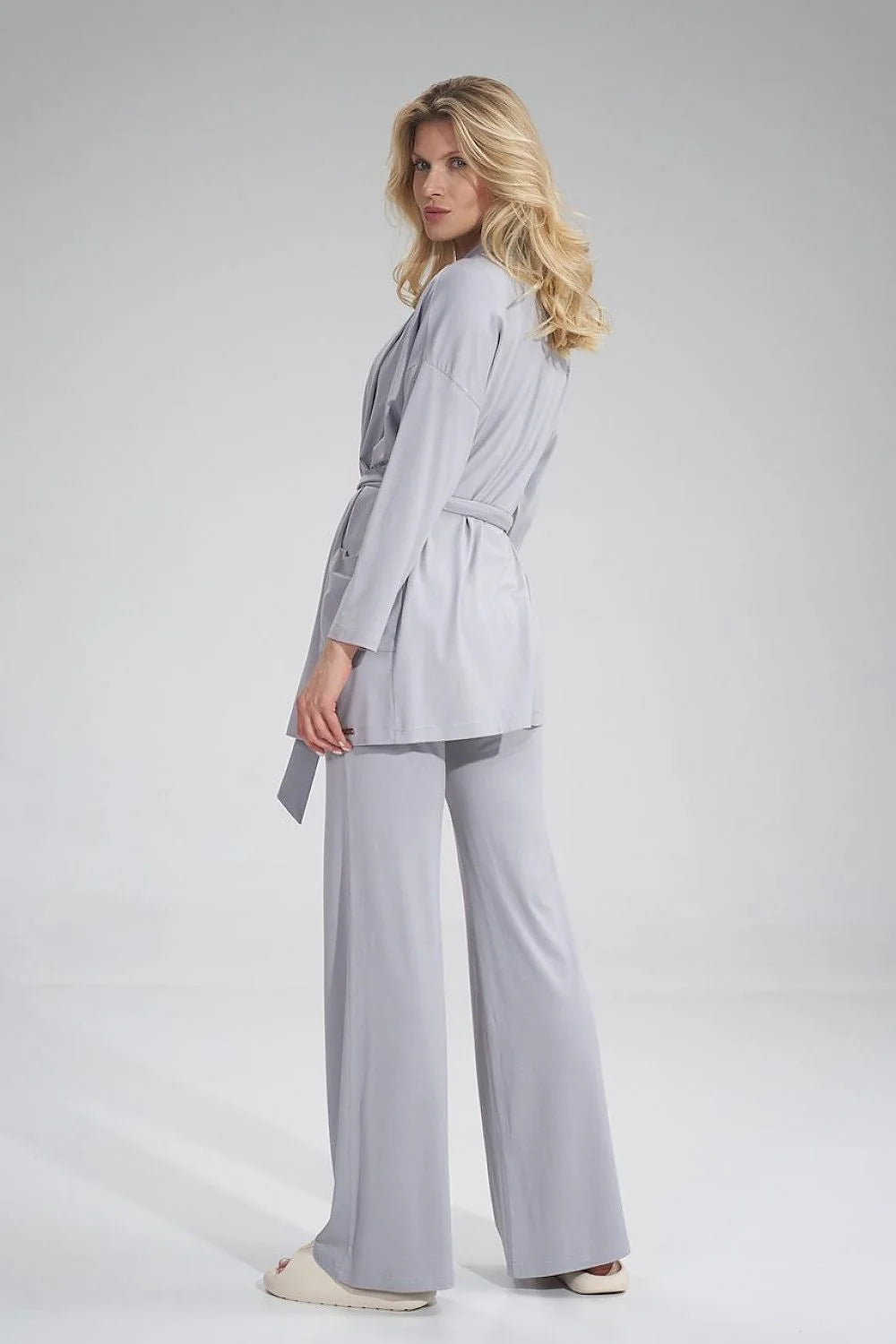Ensemble féminin moderne minimaliste gris clair coton modal confortable élégant kimono pantalon haut court