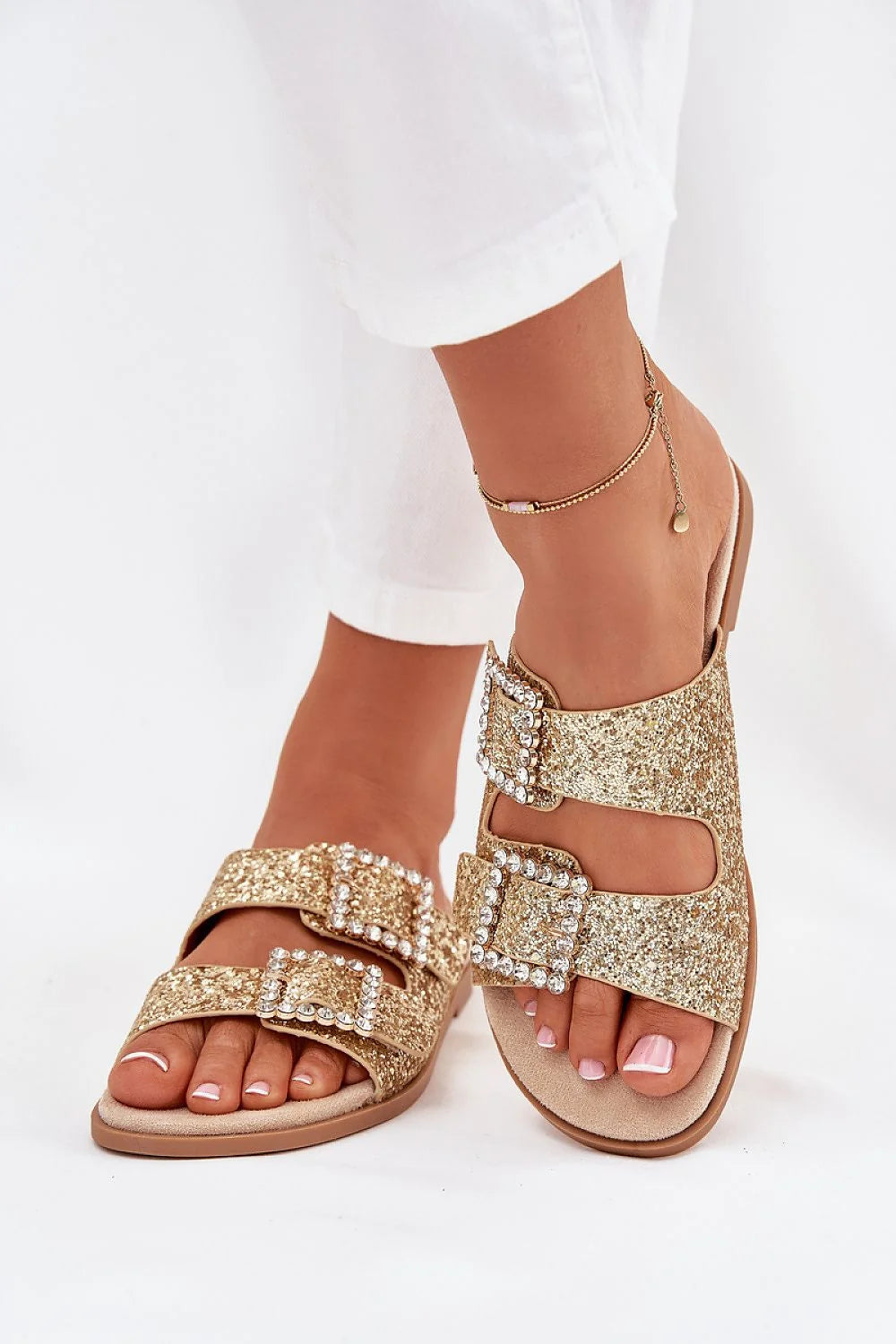 sandales mules femme plates dorées pailletées double bride large bout ouvert semelle rembourrée beige boucles strass ajustables antidérapante confortables élégantes