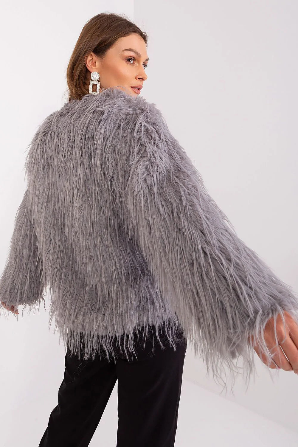 Veste en fausse fourrure moderne pour femmes, design audacieux, texture pelucheuse, couleur gris clair, coupe ample, manches longues, sans col, finitions soignées, style élégant et extravagant