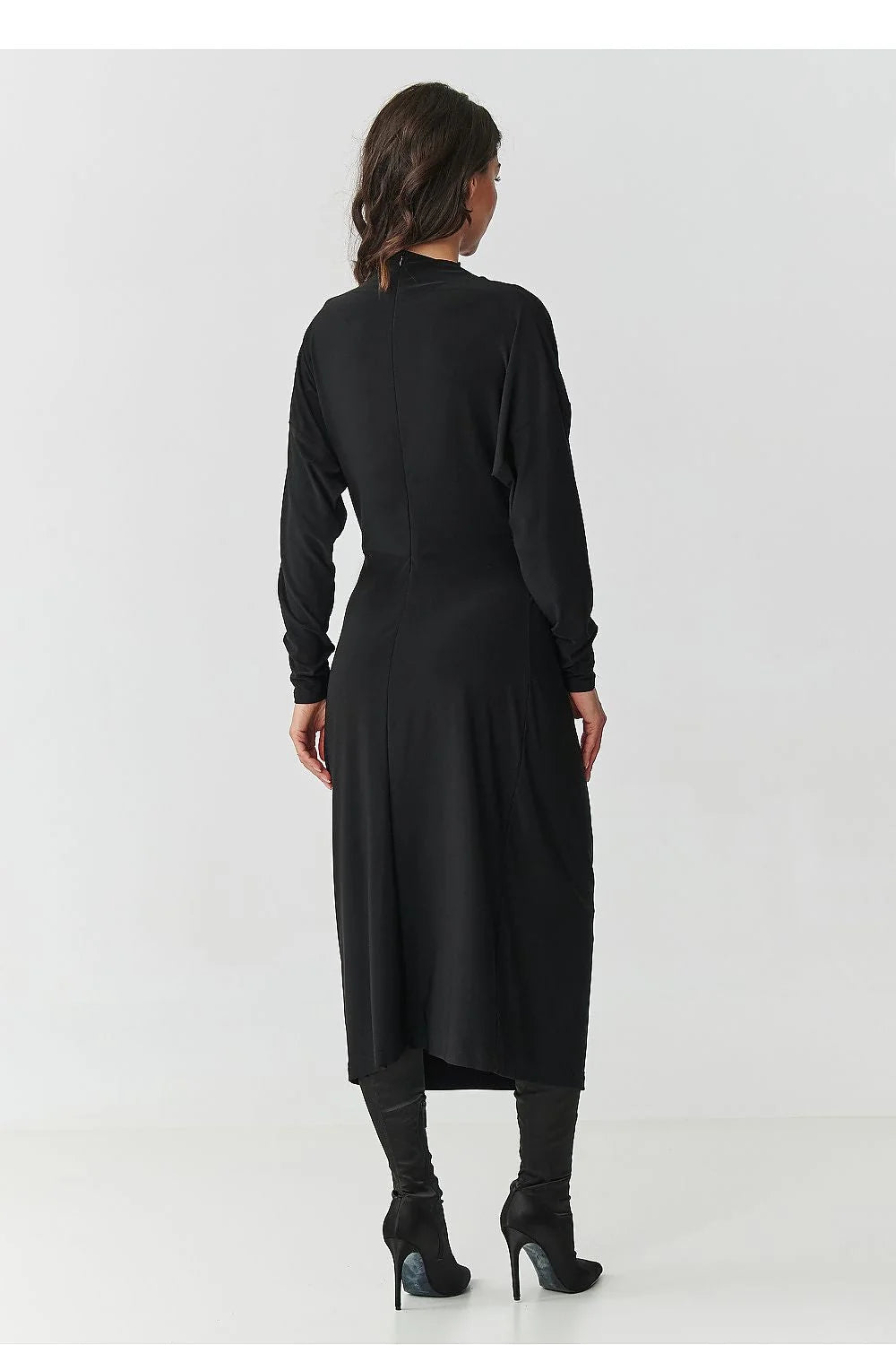 robe midi noire manches longues col montant drapé froncé boucle métallique dorée taille jersey extensible fluide élégante féminine confortable moderne