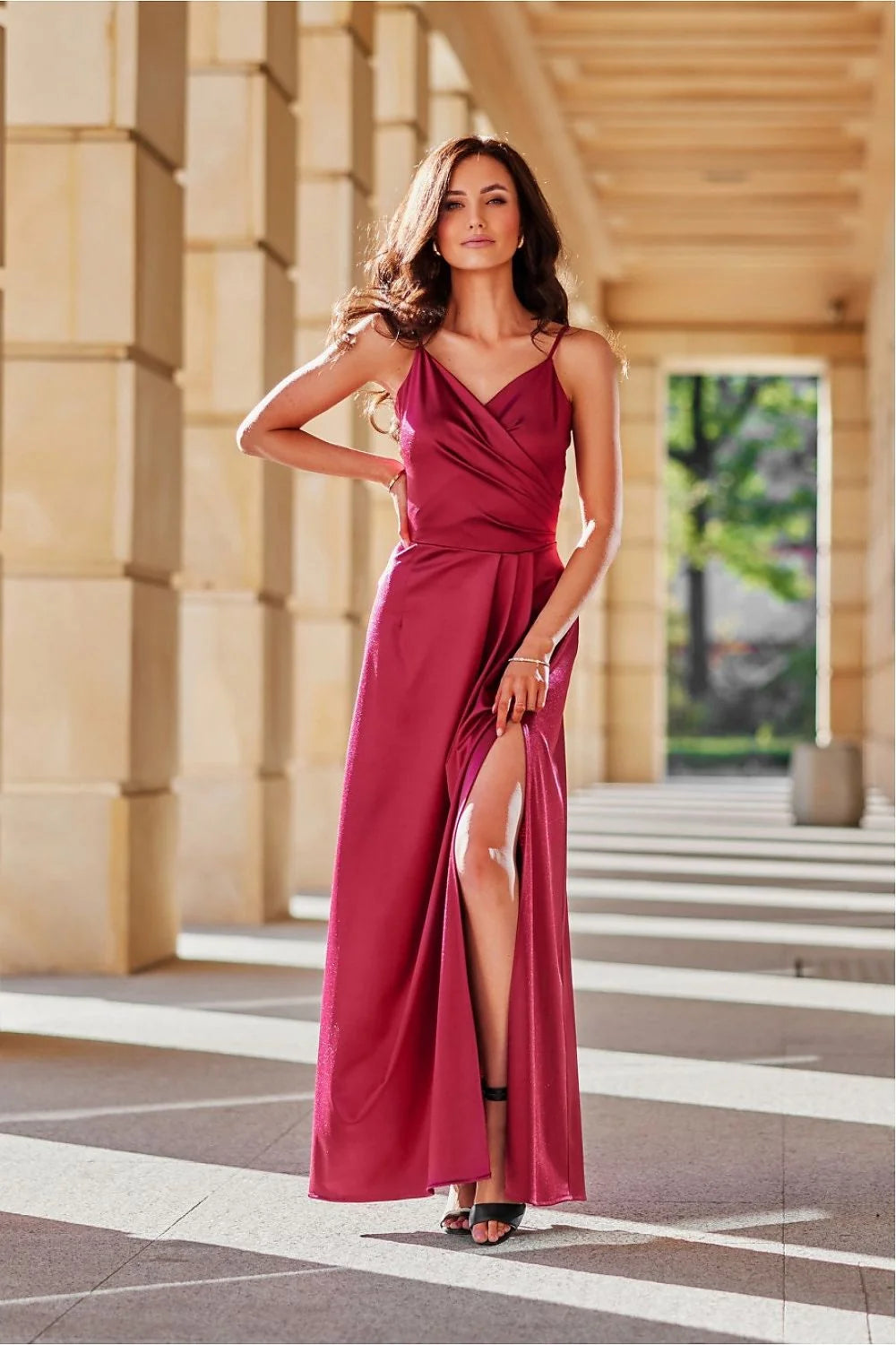 Robe longue élégante en satin cache-cœur rouge bordeaux bretelles spaghetti taille ajustable fente haute soirée mariage femme