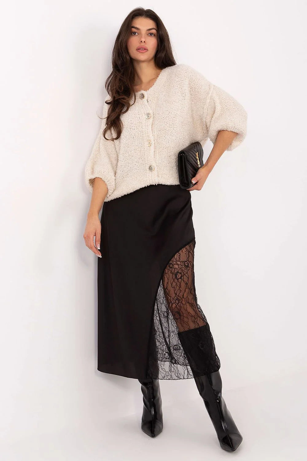 cardigan femme oversize maille bouclette écru coupe courte épaules tombantes manches troisquarts boutonnière gros boutons décoratifs pelucheuse mohair cosy chic