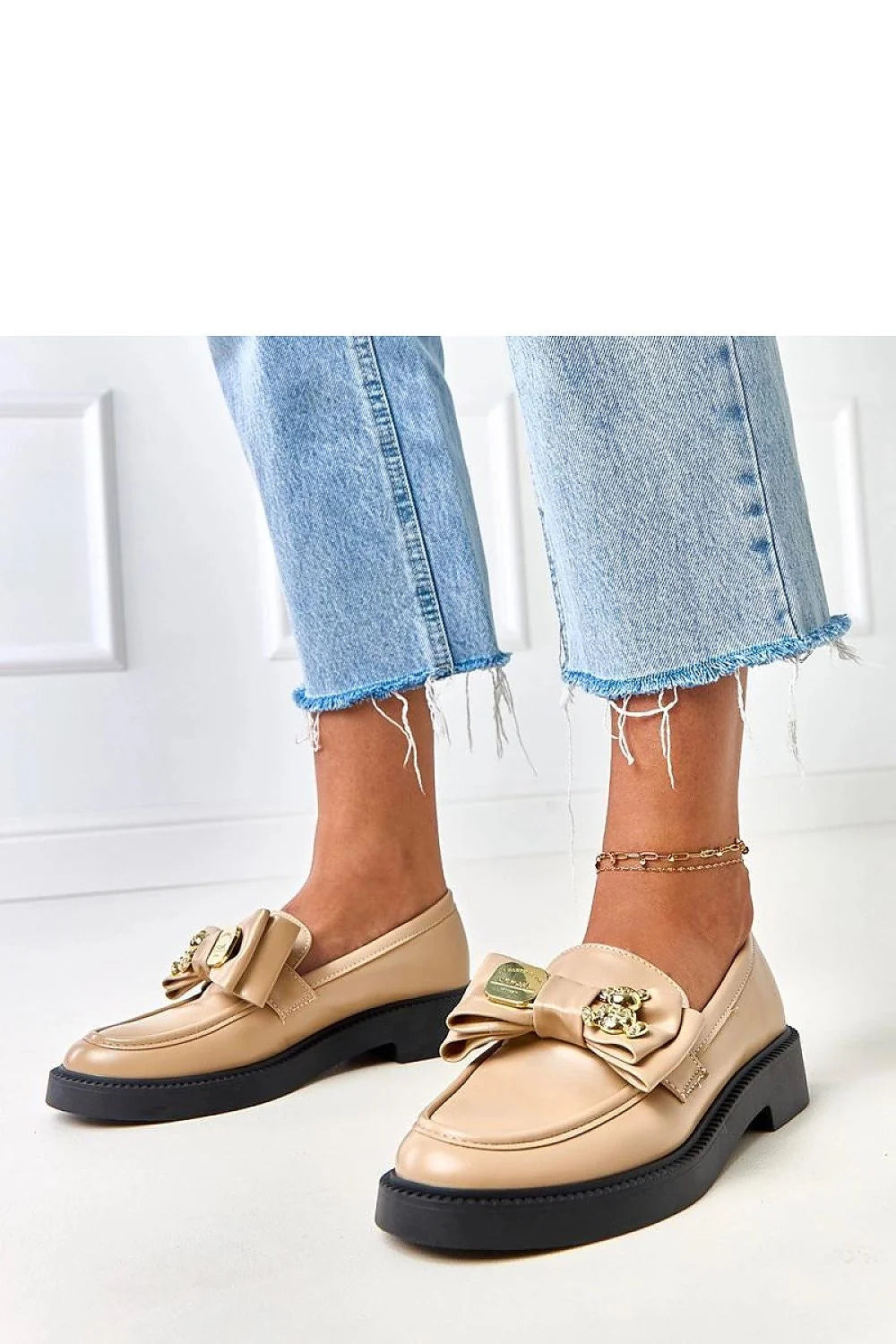 mocassins femme beige nude cuir écologique bout arrondi nœud satiné ornement doré semelle compensée noire plateforme surpiqûres soignées antidérapant confortable