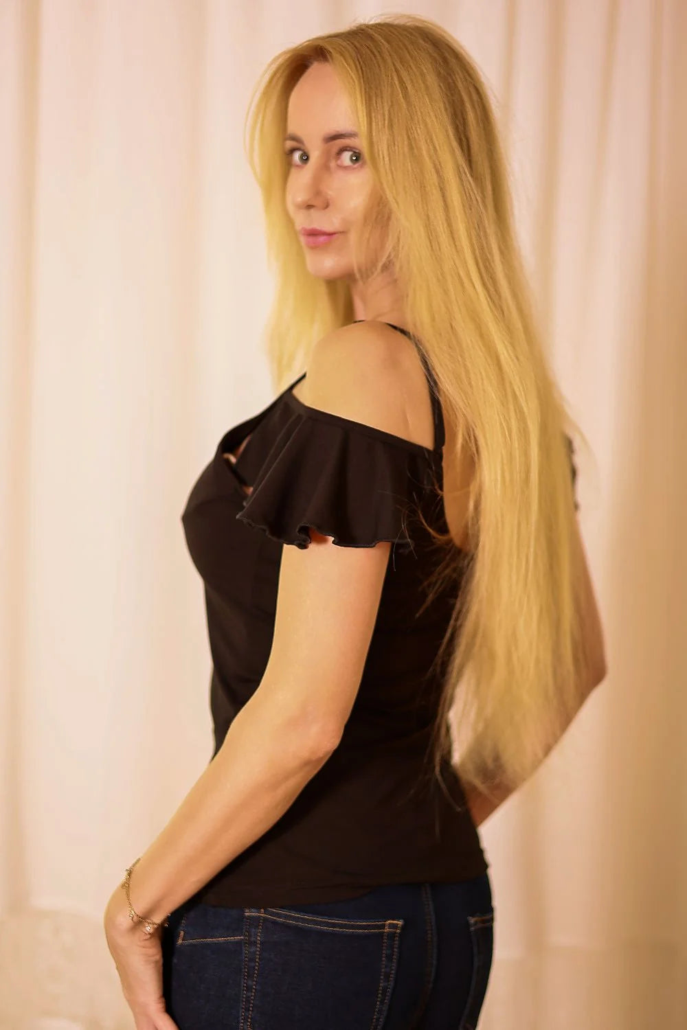 Chemisier féminin en viscose élasthanne style épaules nues manches volants deep black coupe ajustée femme occasion jour nuit