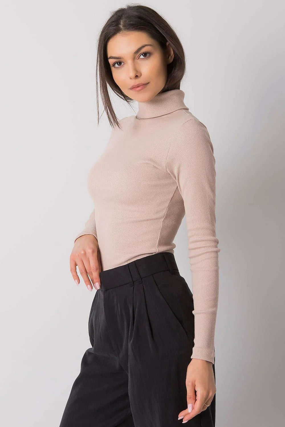 Haut à col roulé élégant pour femme en maille fine, couleur rouge audacieuse, coupe ajustée, manches longues, fabrication de qualité, idéal pour tenues sophistiquées