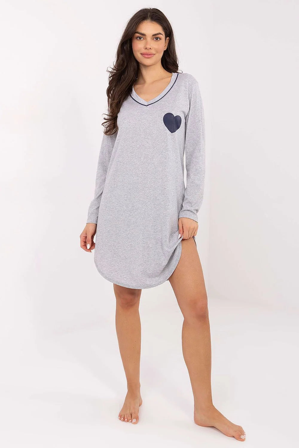 chemise nuit femme coton jersey gris clair manches longues décolleté plongeant cœur appliqué bleu liseré coupe ample courte