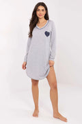 chemise nuit femme coton jersey gris clair manches longues décolleté plongeant cœur appliqué bleu liseré coupe ample courte