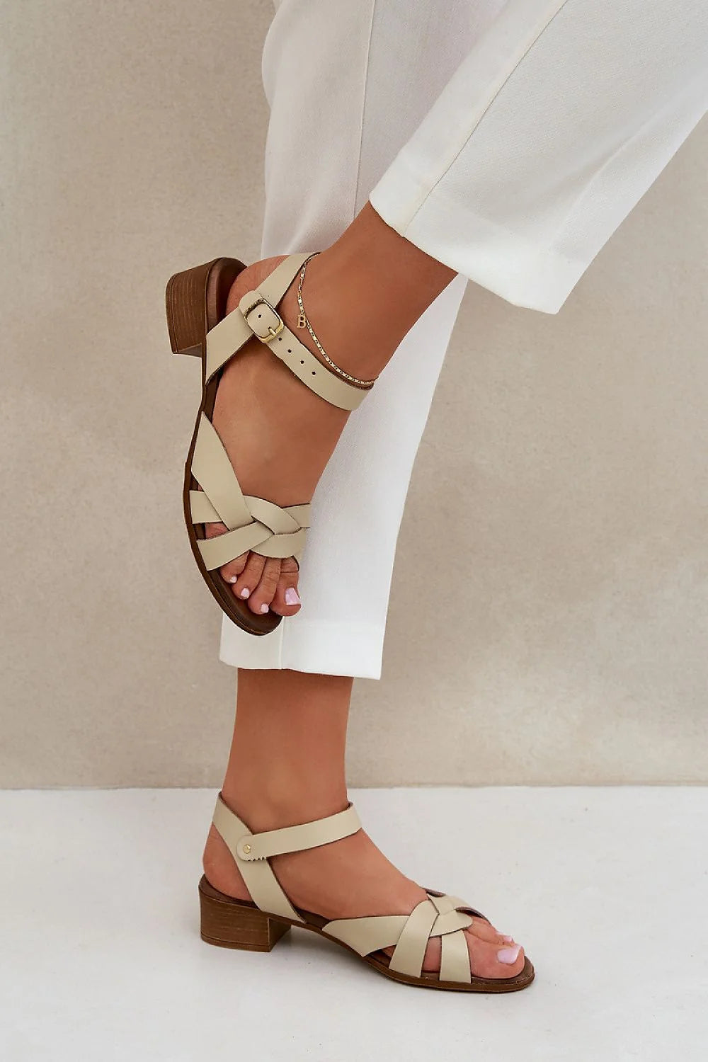 sandales talons compensés cuir naturel beige nude brides croisées bride cheville réglable boucle dorée semelle brun légère confortable élégant sophistiqué