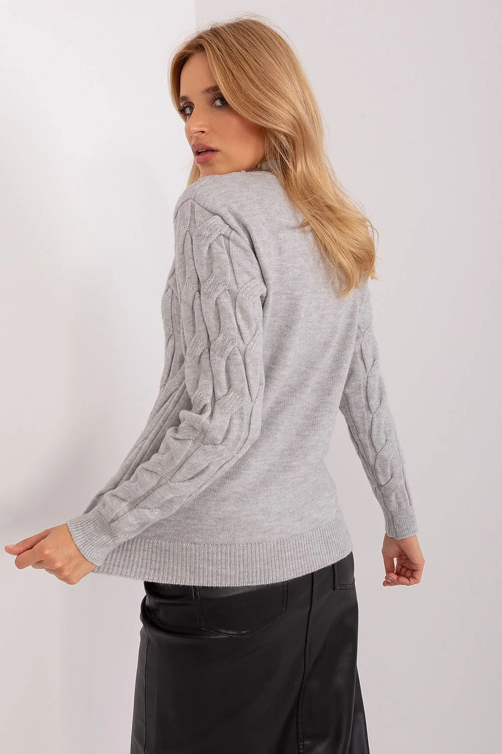 Pull pour femme en laine grise à torsades tricotées col montant manches longues coupe ajustée style intemporel