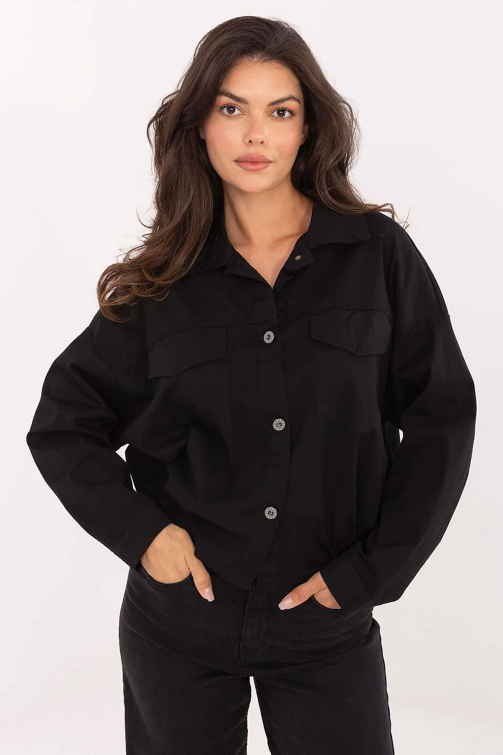surchemise noire oversize boxy col classique fermeture boutons contrastés tissu structuré manches longues poches poitrine rabats bande élastique coton élasthanne