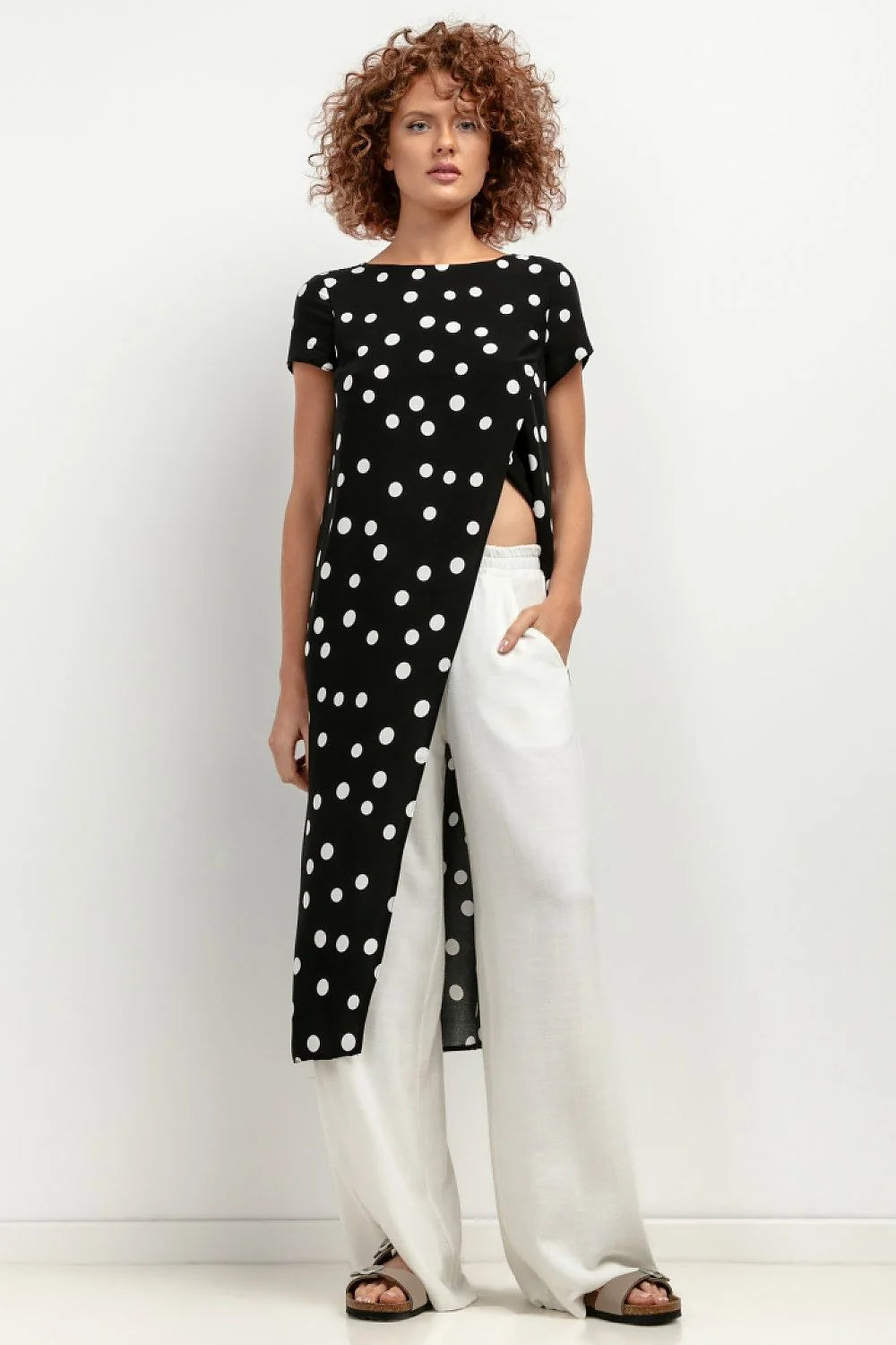 Tenue féminine contemporaine deux pièces haut asymétrique noir pois blancs pantalon blanc large femmes mode été 2023