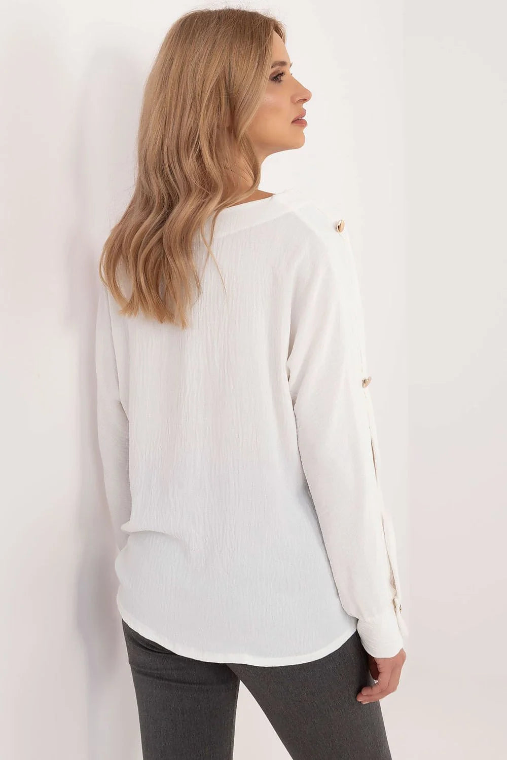 Chemisier élégant moderne femme coupe ample manches longues ouvertures boutons col rond matière douce blanc pur