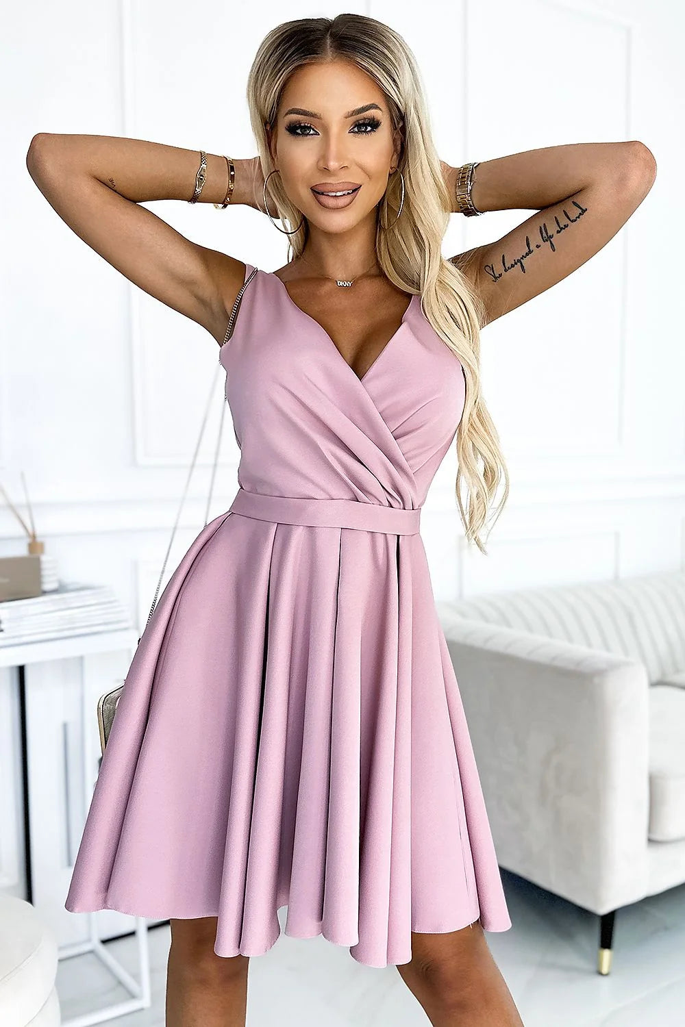 Robe cocktail asymétrique Numoco dos long col V bretelles fines ceinture tissu fluide polyester elasthanne rose pâle femme soirée événement tailles XS à XL