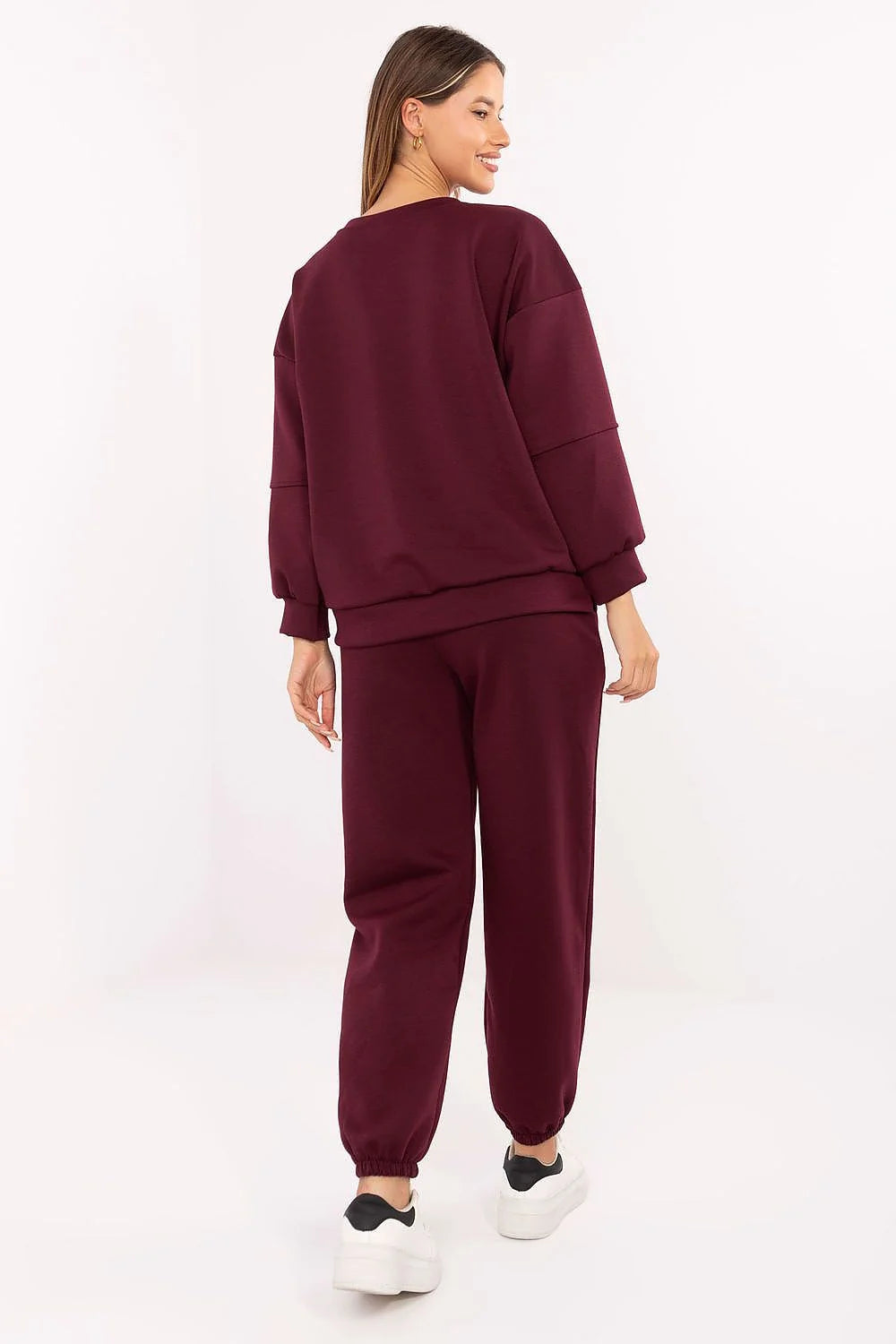 ensemble survêtement matière beurrée toucher soyeux douceur sweat manches longues col rond pantalon taille haute poches latérales poignets sportif moderne