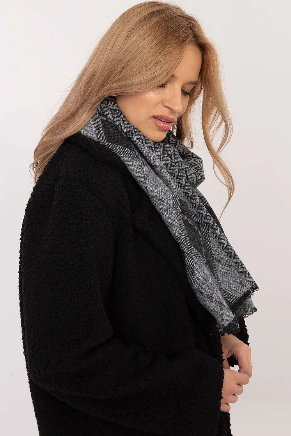 Écharpe élégante pour femme motif géométrique gris et noir viscose longueur 190cm large 69cm