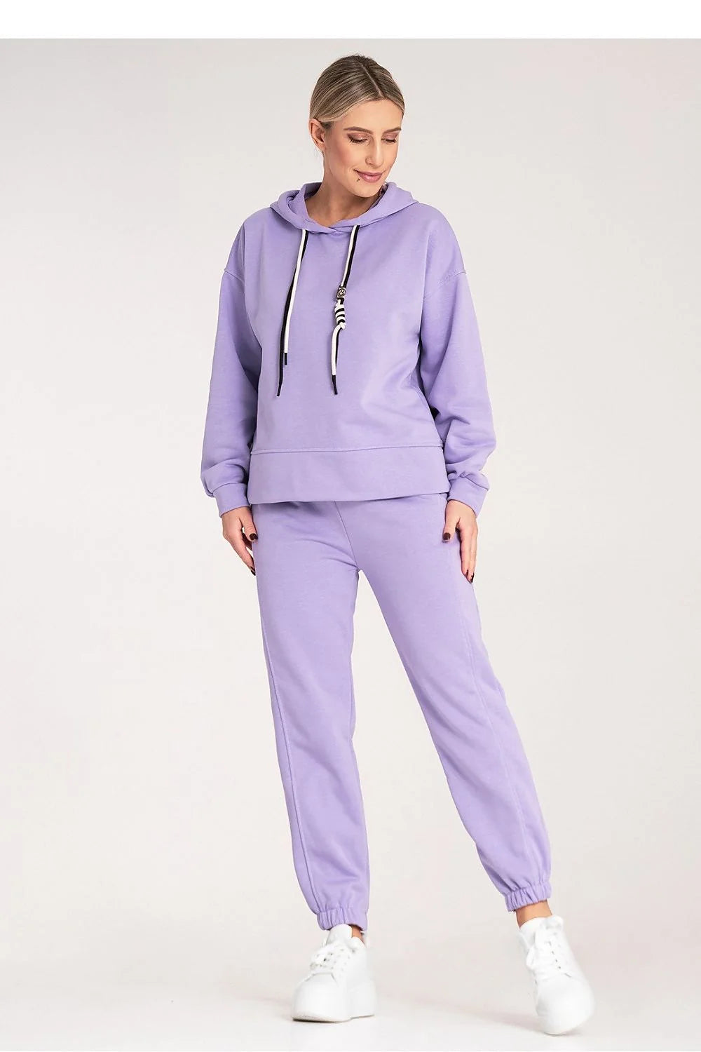 Ensemble de survêtement pour femme moderne et confortable, hoodie à capuche avec cordon de serrage, pantalon de jogging élastique à taille ajustable, couleur lavande, 80% coton 20% polyester, parfait pour le quotidien ou les loisirs