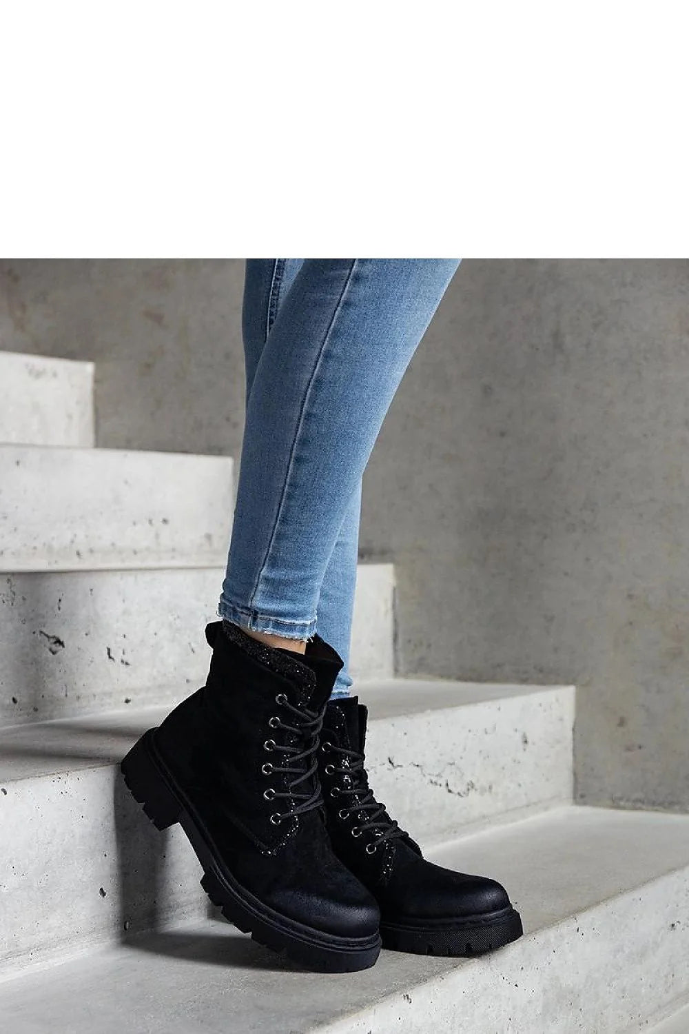 Bottes Solea pour femmes en cuir et suède noires design industriel robuste et tendance
