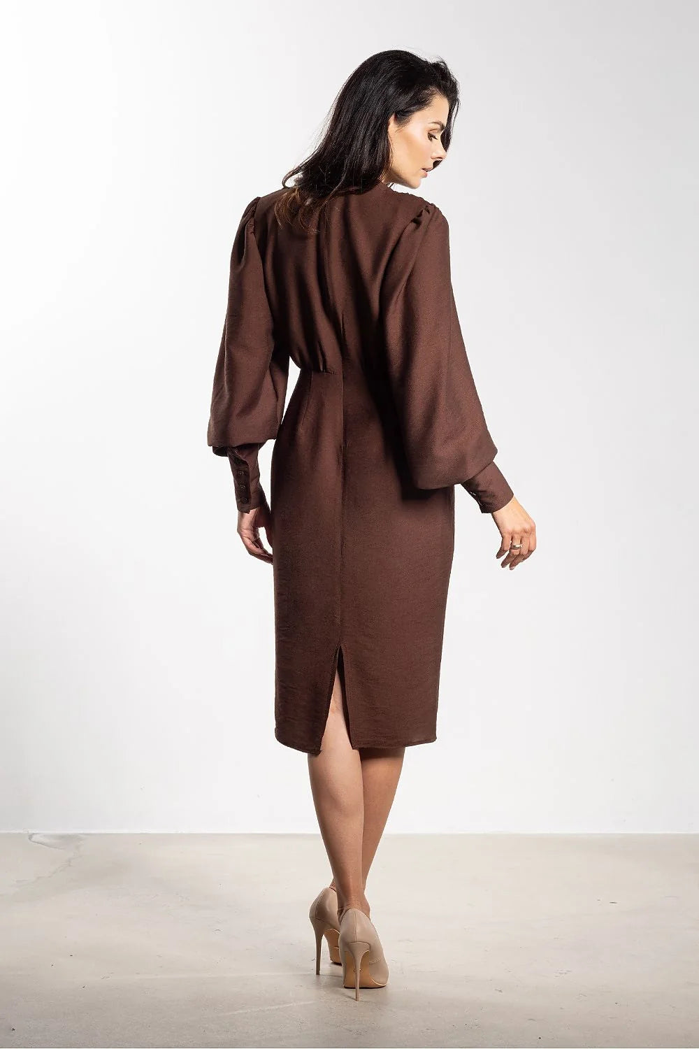 robe midi ajustée fourreau taille marquée décolleté V profond manches longues bouffantes poignets boutonnés fronces discrètes marron chocolat tissu texturé